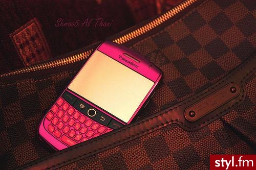 różowy telefon.. blackberry. - Gadżety Inne Moda