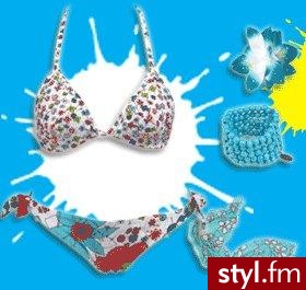Przyda się bikini w kwiatki, do tego delikatne pareo (zawiązane na biodrach) i niebieska bransoletka z koralików! - Styler