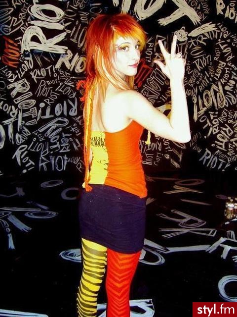 Hayley Williams ;)

Jeżeli zdjęcie jest już w galerii po proszę o link.. Skasuję.. ;) - Średnie Fryzury