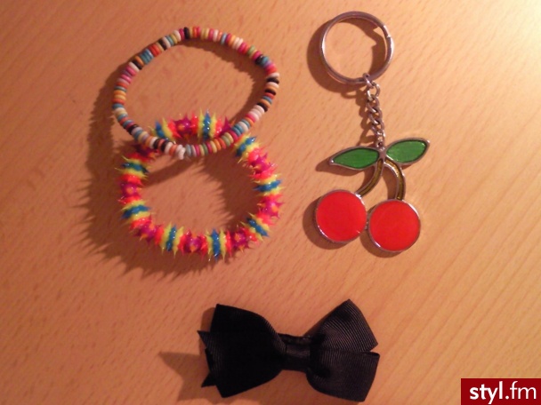 Moje ulubione ^^. Czarna kokardka, dwie kolorowe branzoletki i przywieszka z wisienkami :) - Pozostałe Dodatki Moda