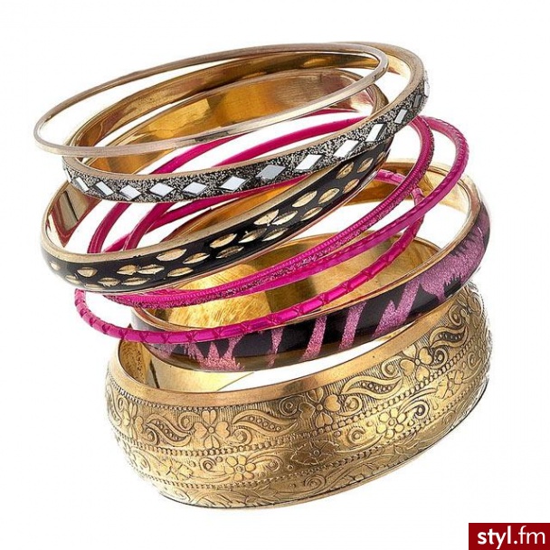 TRENDY na 2009 rok !!!!. Bardzo modne stały się kombinezony.
Ubieraj do nich za duże kardigany, gladiatorki i dodatki w stylu boho np, słomiane kapelusze, masę bronsoletek, opaski na głowę i torebki z frędzlami. - Pozostałe Ciuchy Moda
