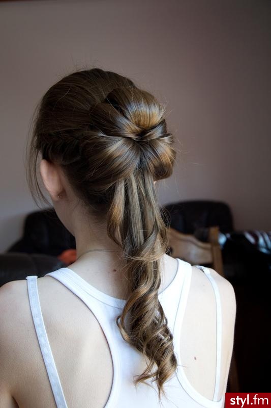 Brązowe Upięcie Kręcone Wieczorowe Średnie Fryzury