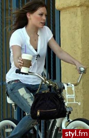 Rowerowa moda gwiazd. Hilary Duff
Na rower zabiera torebkę od Marca Jacobsa. - Moda uliczna Inne Moda