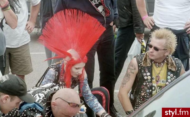 sorry ale nie wiedziałam gdzie dać bo nie wiem czy to chłopak czy dziewczyna. - Punk Rock Alternatywne Średnie Fryzury
