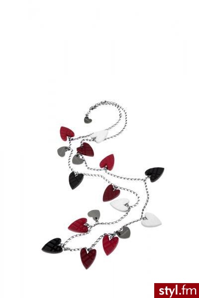 Burberry Hearts Collection. Linia jest dziełem dyrektora kreatywnego marki – Christophera Bailey’a. Sercową kolekcję tworzą torebki, skórzane akcesoria, drobne dodatki i biżuteria. Motywem spajającym całość jest oczywiście serce, które skomponowano z kult - Pozostałe Dodatki Moda