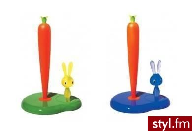 Zabawny, ale i niezwykle użyteczny stojak do papieru kuchennego – królik i marchewka firmy Alessi na pewno urozmaici kuchnię. 
Kupisz w sklepach z asortymentem firmy Alessi lub w sklepie internetowym ZoomZoom.

Cena: 174 zł - Misz-masz