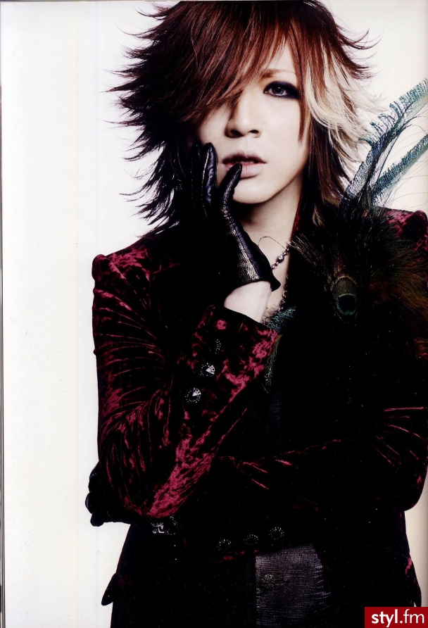 Ruki (Tokyo Dome). wokalista Gazette właśnie tak wyglądał na Tokyo Dome - Średnie Fryzury