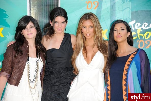 Kylie & kendall jenner, Kim & Kourtney Kardashian
siosrty po innych tatusiach. - Moda uliczna Inne Moda