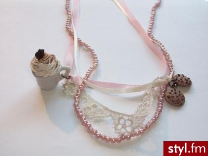 Naszyjnik z filiżanką kawy i ciasteczkami. - Pozostałe Dodatki Moda