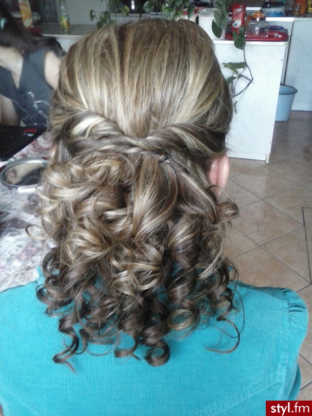 Blond Upięcie Kręcone Wieczorowe Średnie Fryzury