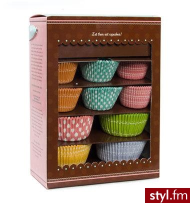 Zestaw do pieczenia babeczek, zawierający m.in. książkę z przepisami oraz kolorowe foremki. Cena: $19.95 - Misz-masz