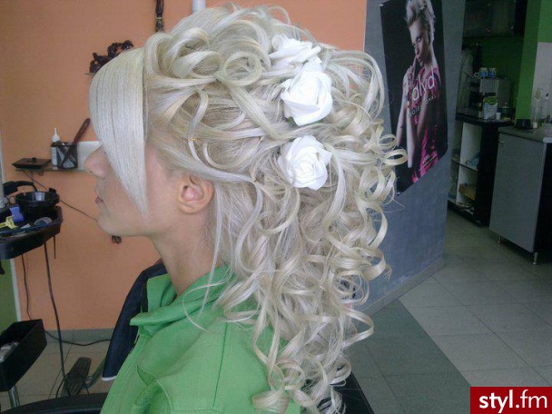Fryzurka ślubna, wieczorowa - Blond Upięcie Kręcone z grzywką Wieczorowe Długie Fryzury