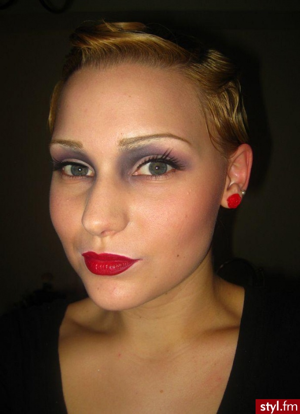 TWENTIES. Lips:
MAC Brick lipliner
Wet n' Wild Cherry Bomb - Makijaże