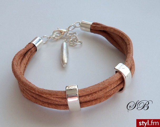 Bransoletka z rzemienia naturalnego ,przekładki metalowe kolor srebrny.Dł.regulowana.
nr.B229
http://www.bizuteriasb.pl/pl/p/Rzemien-naturalny/418 - Bransoletki Biżuteria Moda