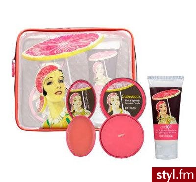 Dzięki marce on10 na rynku pojawił się zestaw Schweppes pink grapefruit travel kit. W jego skład wchodzi balsam do ust oraz mleczko do ciała, które zawierają w sobie m.in. wosk czy masło kakaowe. Za cenę $25 Twoja skóra otrzyma odpowiednią ochronę. :) - Misz-masz