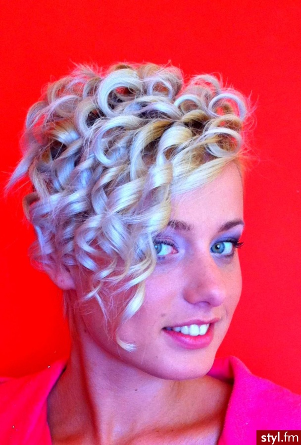 Blond Upięcie Kręcone Wieczorowe Krótkie Fryzury