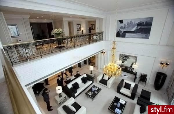 Ten elegancki apartamentkosztuje około 15 milionów dolarów. Zajmuje powierzchnię 900 m2. Znajduje się w jednym z najdroższych kompleksów mieszkalnych Szanghaju - Thomson Riviera. - Mój pokój Wnętrza