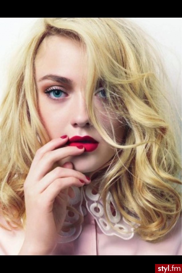 Blond Rozpuszczone Kręcone Na co dzień Średnie Fryzury
