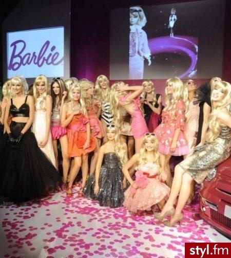 pokaz mody zorganizowany w 50 urodziny lalki Barbie. Ubrania byly projektami: Macieja Zienia,Dawida Wolinskiego, Paprocki&Brzozowski i innych... - Moda uliczna Inne Moda