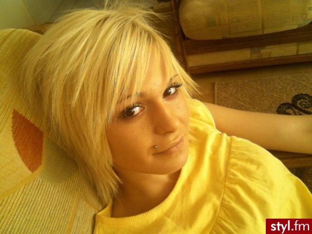 <<>> - Średnie Fryzury