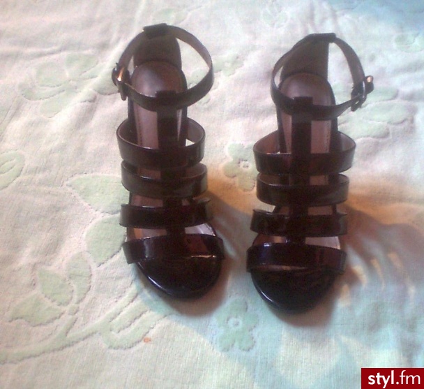 gladiatorki ccc r 36. Mam do sprzedania piękne czarne gladiatorki Jennifer.
Rozmiar: 36, wys. obcasa 10 cm, + platforma 1 cm.
Bardzo wygodne i stabilne.
Mało używane, ich stan jest bardzo dobry.
Serdecznie polecam ;)
Zainteresowanym mogę wysłać więce - Misz-masz