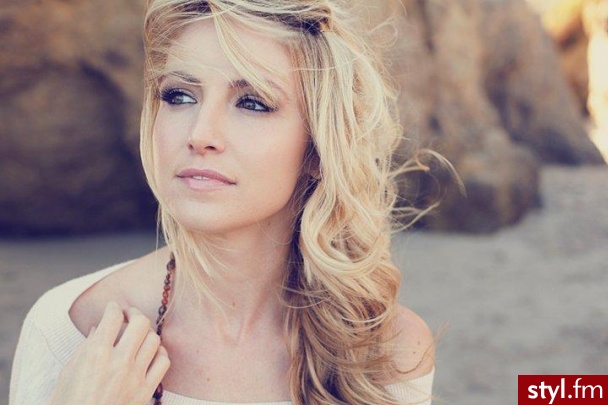 Blond Rozpuszczone Kręcone Na co dzień Średnie Fryzury