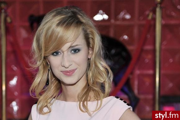 Blond Rozpuszczone Kręcone z grzywką Fryzury gwiazd Średnie Fryzury