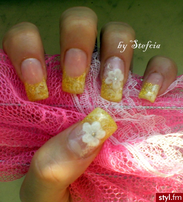 żółte pazurki. źródło: http://nailsofdreams.blog.onet.pl/ - Paznokcie