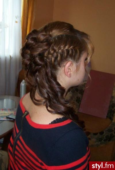 Brązowe Upięcie Kręcone Wieczorowe Długie Fryzury