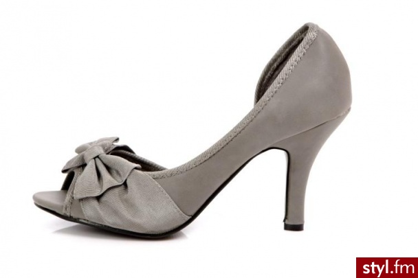buty mozna kupic na allegro :)
http://www.allegro.pl/item663776213_buty_obcasy_128_grey_z_kokarda_dziubki_40.html - Pozostałe Buty Moda