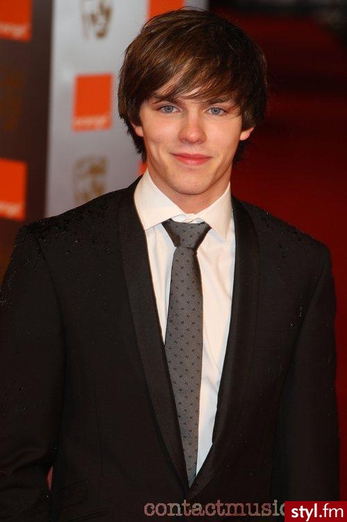 Nicholas Hoult. Nicholas Hoult - Średnie Męskie Fryzury
