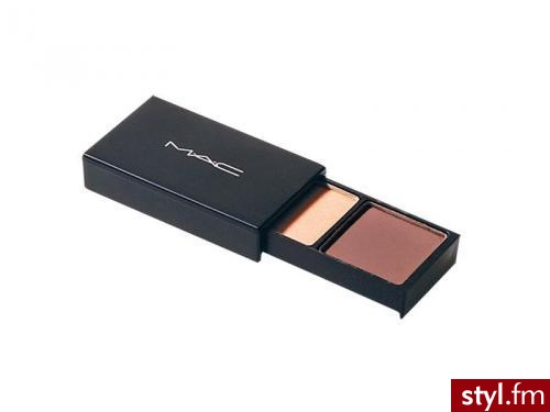 Paleta do brwi Brow Shader, MAC, 65 zł
Zestaw dwóch cieni do brwi. Ciemny służy do podkreślania brwi, lekko je też nabłyszcza. Jasny stosuje się jako highlighter (pod łukiem brwiowym). - Misz-masz