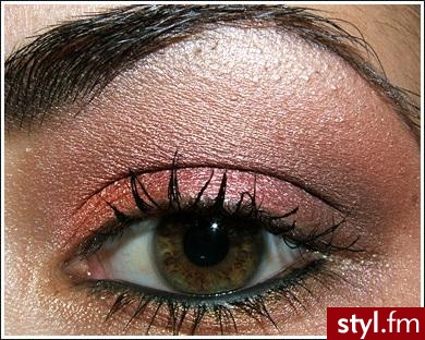 Przygotuj: bazę w odcieniu ciepłego różu (tutaj użyto pigmentu Apricot Pink z domieszką wody), cień pomarańczowy (Firespot), malinowy (Cranberry - chociaż powinien się nazywać Raspberry), cień w kolorze złamanego, brudnego fioletu (z MAC pasują Sable Wrap - Makijaże