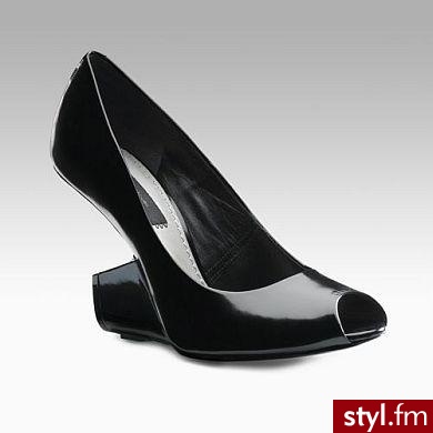 Marc Jacobs znalazł się w czołówce i lakierowane czółenka peep toe z czarnej skóry uzupełnił o wysoki, stabilny obcas umieszczony w dość nietypowym miejscu. Jacobs klasyczną, pionową pozycję obcasa zamienił na poziomą przedłużając tym samym podeszwę buta. - Pozostałe Buty Moda