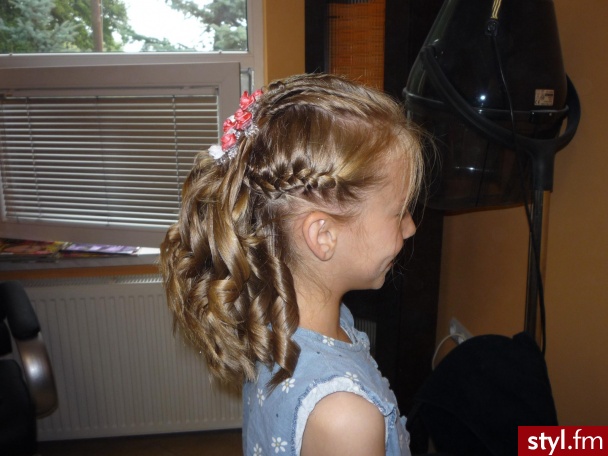 Upięcie Kręcone Wieczorowe Średnie Fryzury