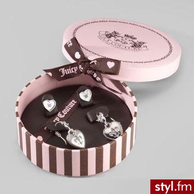 piękne pudełeczko w którym znajdziesz dwie pary srebrnych kolczyków. Idealne na prezent! 
Juicy Couture - 62$ - Pozostałe Dodatki Moda