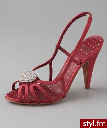 Moschino, czerwone sandałki przyozdobione serduszkiem wyłożonym kryształkami. 
cena: 490$ - Pozostałe Buty Moda