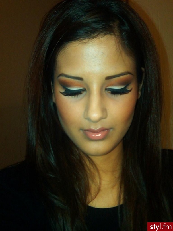 makijaż. Eyes
udpp
Mac soft ochre paintpot as base
Mac chamomile e/s on lids 
Mac paparazz-she in crease/below waterline
Mac embark e/s in outer v
Mac solar white e/s as highlight
Barry m liquid liner
Urban decay zero pencil in waterline
Ardell d - Makijaże