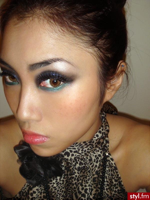 makijaż. * Buxom Stay-There Eye Shadow in Black Lab
* MAC Later Pigment
* MAC Partylicious Pigment
* MAC Reflects Duo Purple Glitter
* Urban Decay Eyeshadow in Virgin - Makijaże