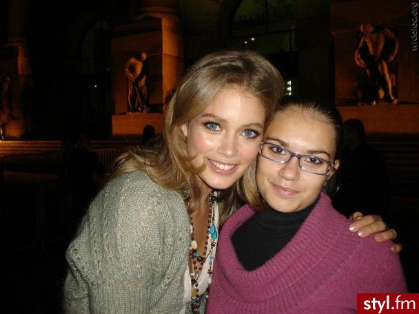 Doutzen Kroes. Śliczna sukienka, sweterek i biżuteria! :D - Pozostałe Ciuchy Moda