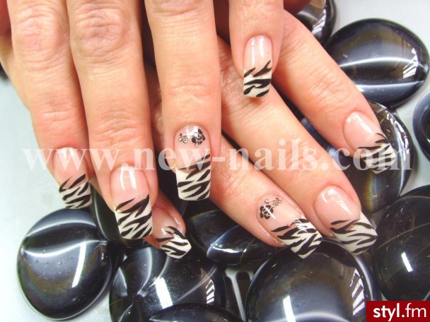 Wykonała: Joanna Damsz - Instruktor NEW NAILS. SZKOŁA STYLIZACJI PAZNOKCI I SKLEP FIRMOWY NEW NAILS - - ul.Grzybowska 2/1, 00-131 Warszawa tel: +48 22 408 88 61 fax: +48 22 408 88 62 - - szkolenia@new-nails.com www.new-nails.com - Paznokcie