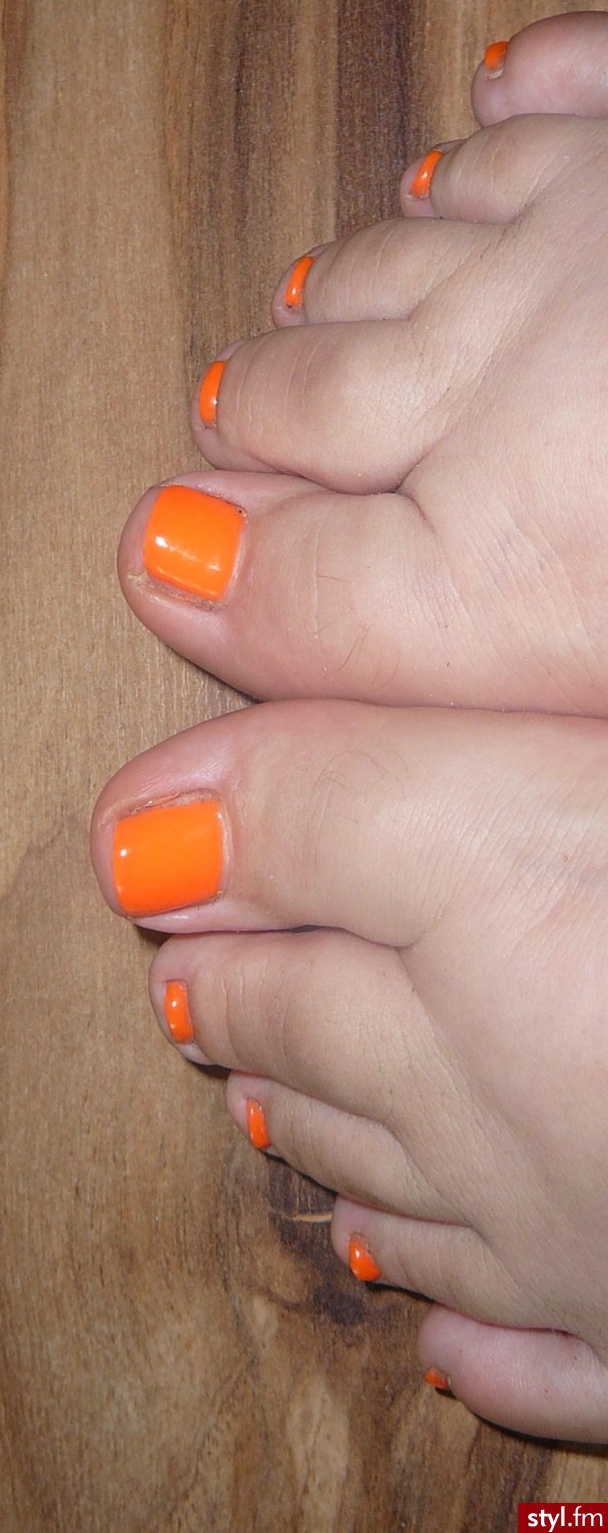 Pedicure hybrydowy. Neonowy soczysty pomarańcz :) Kolor na zdjęciach bardzo podobny do tego "na żywo" praktyczine taki sam :) - Kwadratowe Naturalne Paznokcie