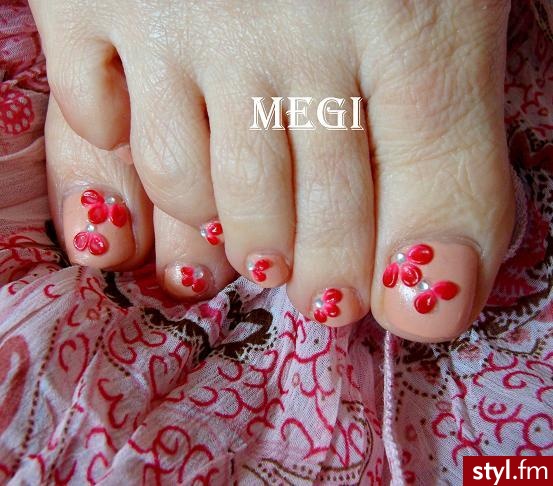 mojej Mamy,wykonane lakierem cielistym,do tego kwiatuszki i cyrkonie. - Paznokcie
