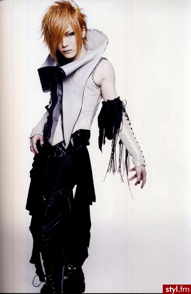 Uruha (Tokyo Dome). gitarzysta zespołu Gazette tak wyglądał na wielkim koncercie w Tokyo Dome - Średnie Fryzury