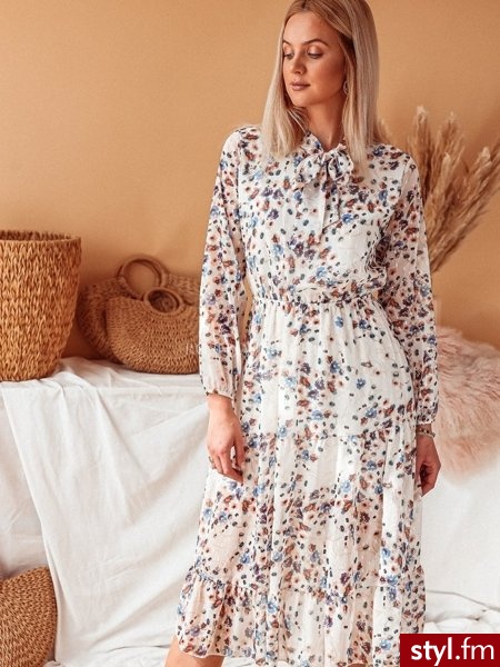 Sukienka wykonana została z delikatnego, szyfonowego materiału. Długie rękawy zakończone zostały gumką. Delikatna, wiązana stójka dodaje elegancji. Sukienka posiada gumkę w talii dzięki czemu świetnie się układa. https://roseboutique.pl/ - Dzienne Sukienki Moda