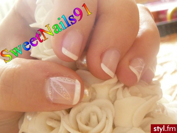 nails. Francuski manicure... + \"kwiatki\" i brokat ; ) - Paznokcie