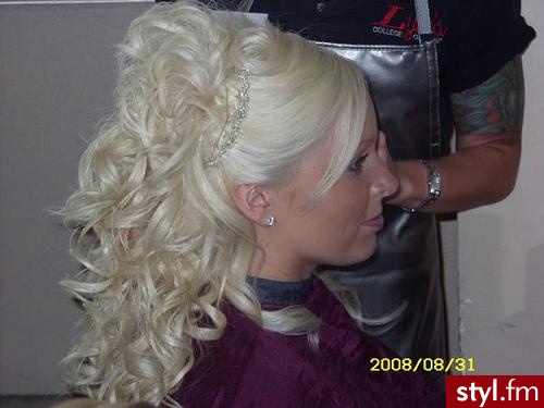 które upiecie ladniejsze?. blond wlosy w roznych odcieniach, upiecia na wesele lub inna uroczystosc z loków plus ozdoba - Misz-masz