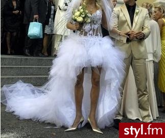 nogi jak dla mnie to porażka do tych butów a suknia sama w sobie taka o :) - Suknie ślubne Ślub Moda