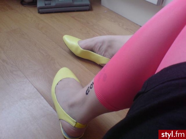 Tutaj rowniez rozowe legginsy ( H&M ) i zolte letnie buciki . kupilam je w Norwegii sklep - DinSko - Pozostałe Buty Moda