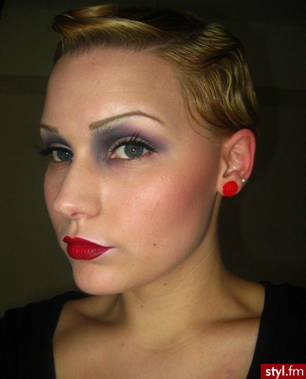 TWENTIES. Lips:
MAC Brick lipliner
Wet n' Wild Cherry Bomb - Makijaże